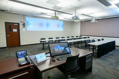 BTC 314教室，有课桌和设备